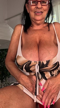 Je gâte mes gros nichons avec mon nouveau gode en latex