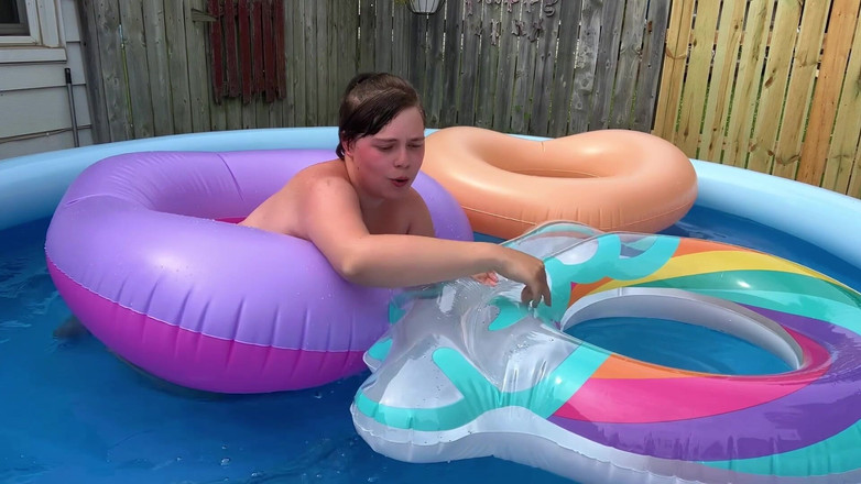 DollBabyLynn: Quá nhiều ống hồ bơi! Looner ngoài trời vui vẻ