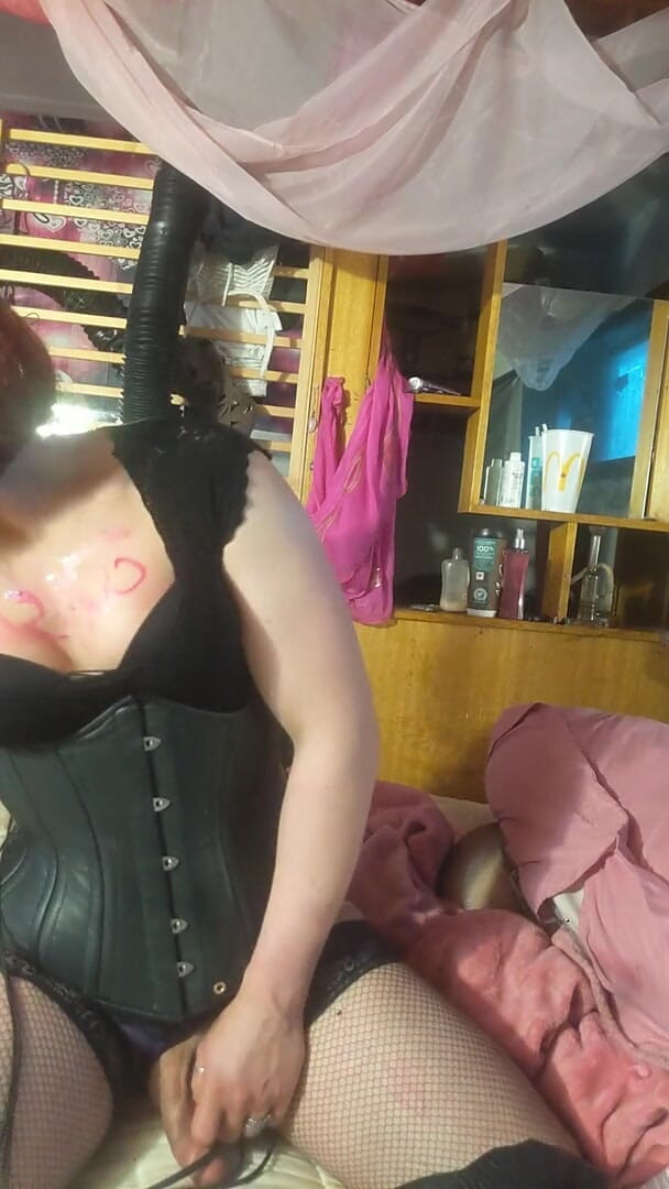 Kronilogiks: Curvă transsexuală își fute curul cu ejaculare facială