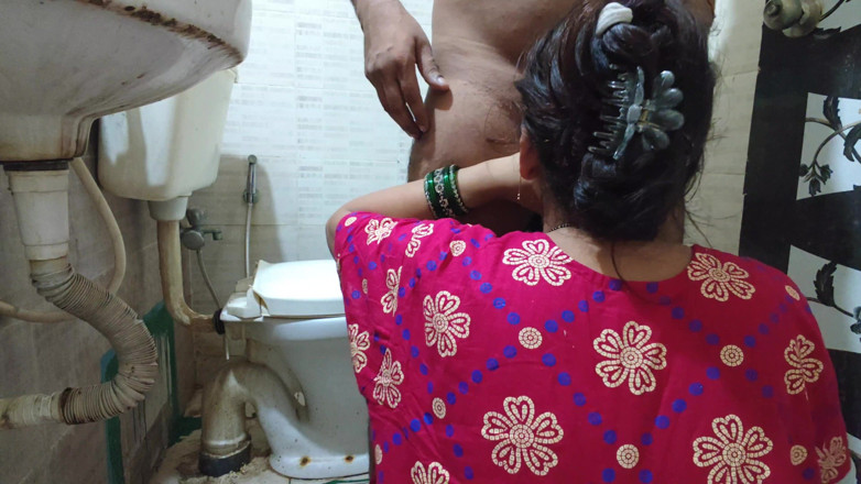 Sexy baby girl: Bhabhi Ko Bathroom Me Jakar Toilet Karte Samay Choda