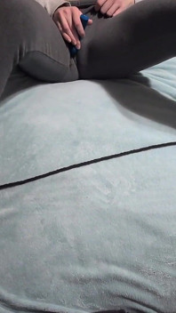 지팡이 장난감으로 자위하는 동안 간지럽히는 마누라