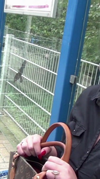 Sexy kočka s velkým zadkem análně šuká v autě a venku