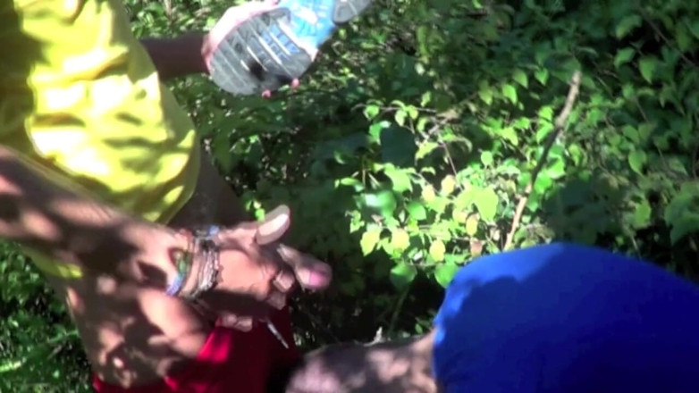 Sneaker gay: Twink utilizada en el bosque con humillación de zapatillas