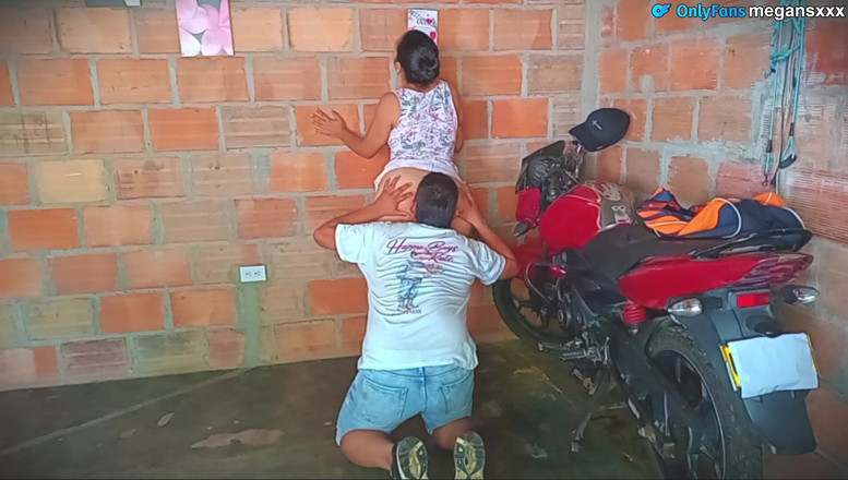 MeGanSxx: 정비사는 내 오토바이를 보고 내 기름을 측정해