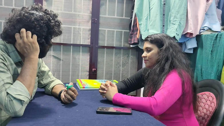 Vaigavarun45: 女老板和男性员工在办公室里激情做爱以说服老板