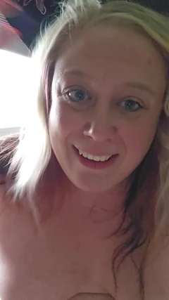 Het mamma använder sexmaskin för första gången och kommer så hårt
