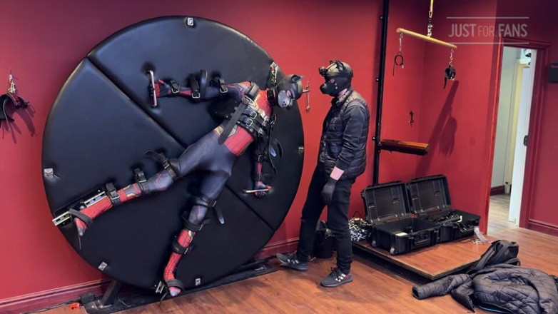 Inmate Cody and SubEdgeX: Cachorro Twink vestida como spider-man atado a la rueda de...
