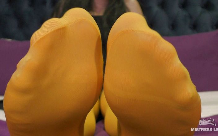 Mistress Legs: पीले नाइलन के नाइलन पहनी मालकिन पैर छेड़ती है