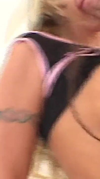 Vollbusiges schätzchen liebt es, mit vibrator an ihrer muschi anal gefickt zu werden