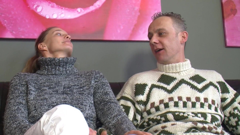 Deutscher Sex Report: Una donna arrapata succhia due cazzi in modo alternativo