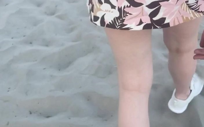 Lady Oups exhib & slave stepmom: Lady Oups Butt Plug på stranden i mikrokjol