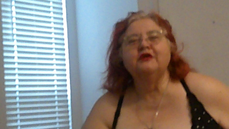 BBW nurse Vicki adventures with friends: Зріла Руда Товстушка Медсестра Вікі Розмовляє З Тобою, Коли Вона Робить Помаду, Застосовуючи Відео Для Вас!