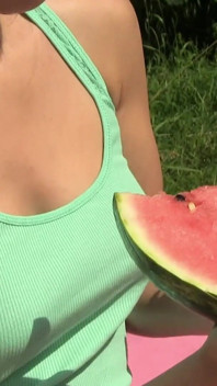 Un intero picnic lesbico all'aperto e una deliziosa anguria per ed un gioco kinky