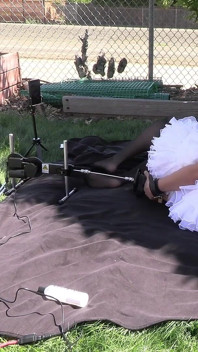 Sissy cameriera candy viene scopata dalla sua macchina del sesso all'aperto - parte 1