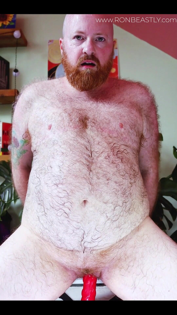 RonBeastlyFTM: Une FTM poilue chevauche un gode sur une chaise