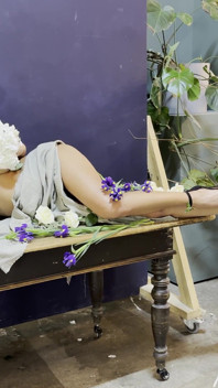 Luxuriöse Monika Fox Nackt Von Blumen Umgeben!