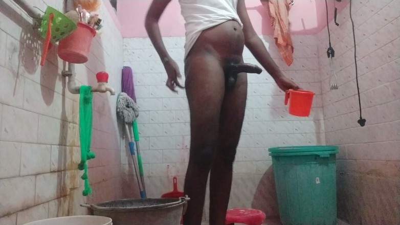 Tamil 10 inches BBC: Дези в ванной