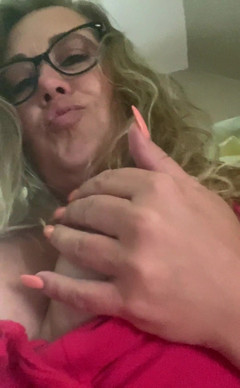 Lily Bay: Kdo mě chce sledovat #masturbate živě??