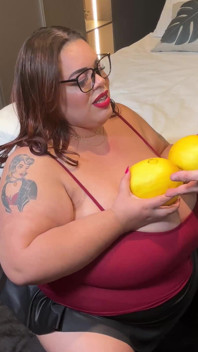 Angel bbw heeft haar handen vol enorme meloenen