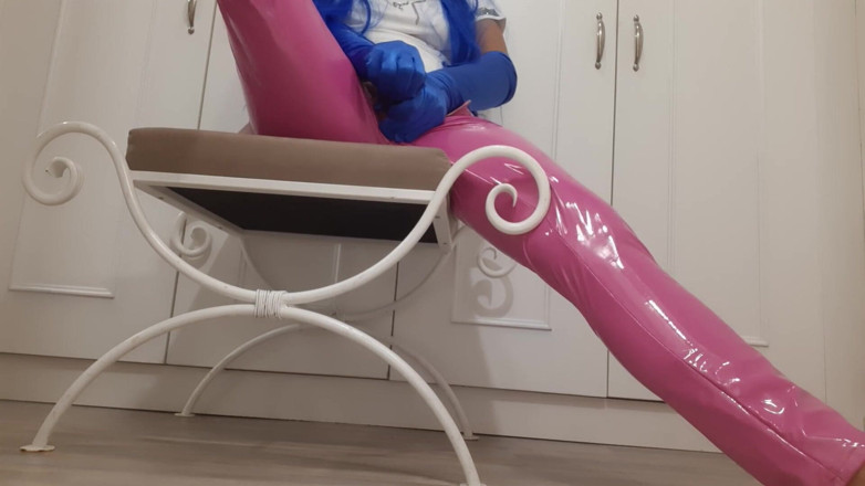 Milfs intimmedia: Une grosse maman joue avec sa chatte dans des leggins...