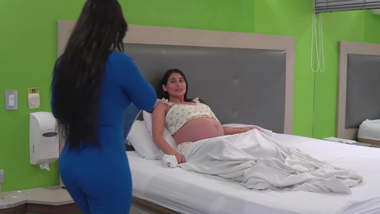 Jenifer Play: Mój lekarz dotyka mnie i lubię to! seks lesbijski w...