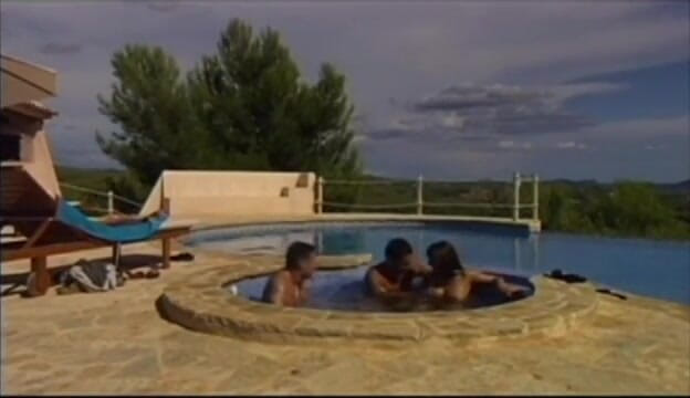 3 Bangers: Morena sexy consigue trío hardcore en la piscina