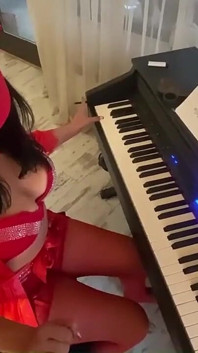 Office girl Używa masażera do masturbacji do dzikiego orgazmu - seksowna sekretarka w pończochach Pociera cipkę