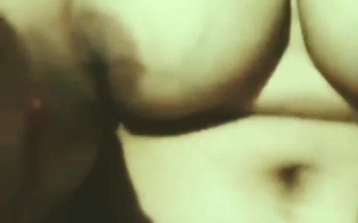 Indian sexy studio: Возбужденная индийская жена показывает киску и мастурбацию с большими сиськами, когда мужа нет