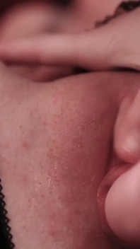 Un piercing obraznic pe o lesbiană poate condimenta tango pat o sumă surprinzător