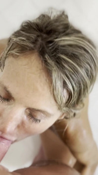 Orta yaşlı seksi kadın sakso çekiyor büyük döl alıyor ve sidik kovalıyor