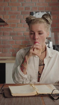 Jovem professora tatuada Heilynight mostra como chupar pau