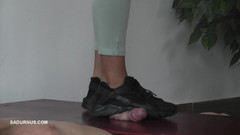 Sadurnus: Zatímco Nomi telefonuje, otrok má orgasmus