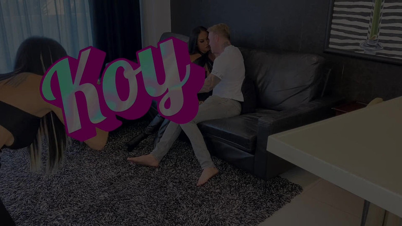 Legacy Mess: Dominante leren Aziatische grote pik shemale gebruikt haar gespierde slaaf