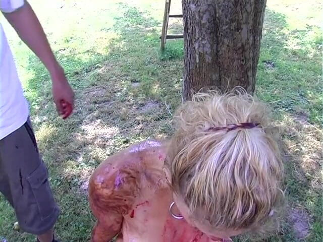 Lucky Wankerz: Une belle blonde joue avec sa chatte dans la nature