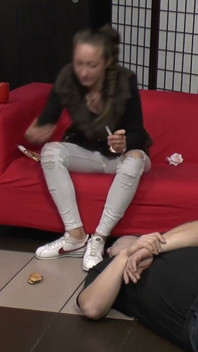 Evangeline cuspindo comida e fumando