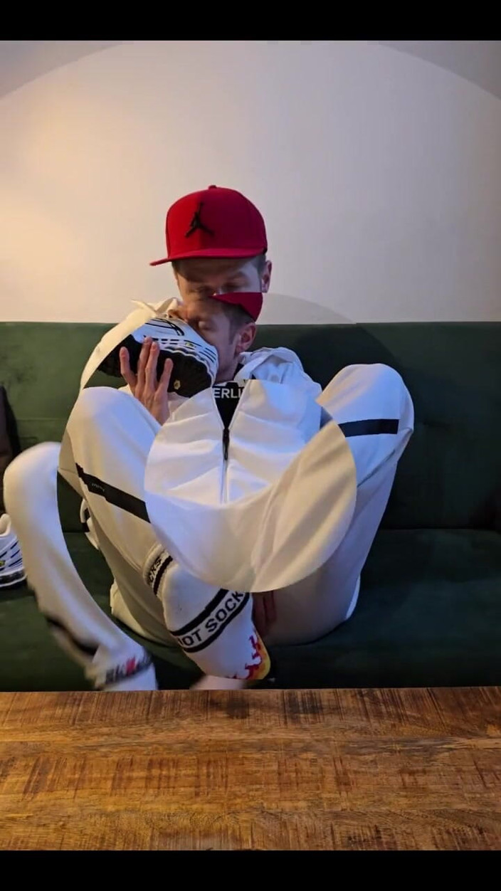 Roman Heart: Divertimento in tuta adidas bianca da pista
