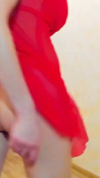 Striptease da morena peituda em vestido vermelho sexy