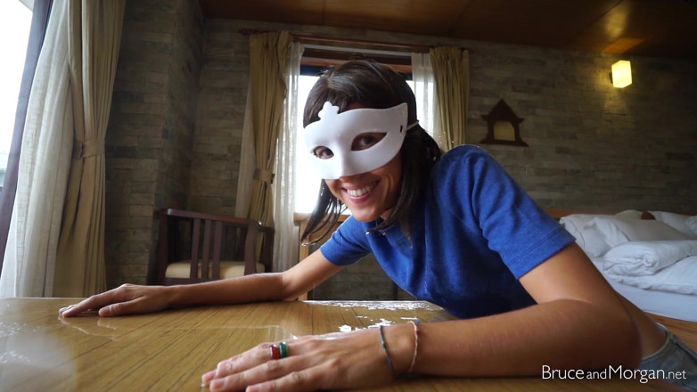 Bruce-and-Morgan: Solicitud del usuario: lamiendo mear de la mesa