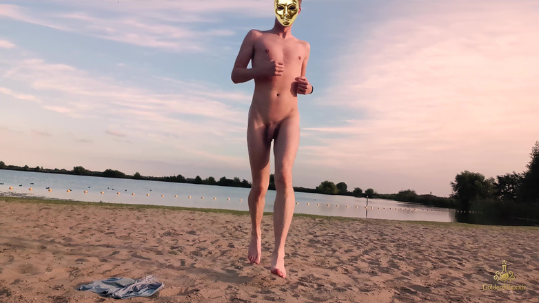 GoldenElixxxir: Twink Su Forbidden Non Nude Beach Segretamente Nudo 4K! Esibizionismo Goldenelixxxir!