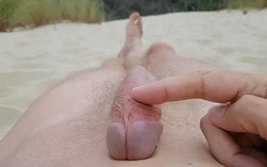 Littleschorschi: Risveglio della mia erezione sulla spiaggia