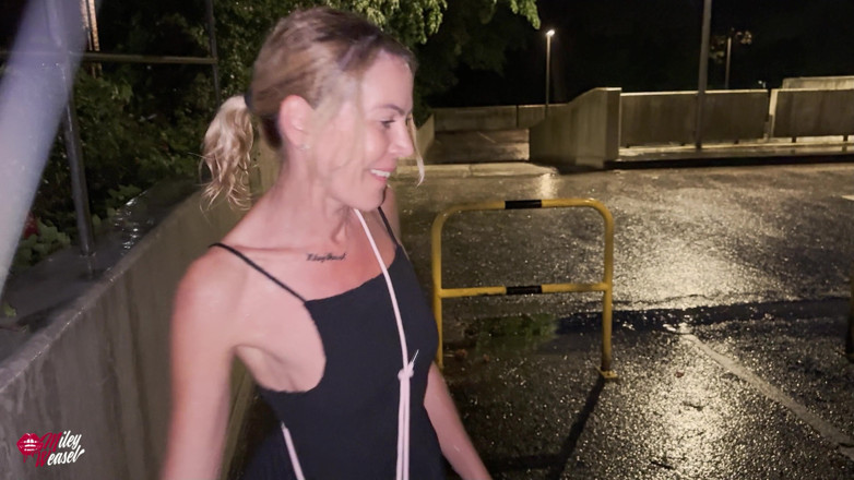 Miley Weasel: สาวผมบลอนด์หีดุ ถูกจับที่งานวัดแล้วเย็ดกลางฝน!!