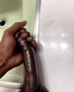 Big black cock BBCee: Sólo v koupelně tvrdě hladící a stříkající