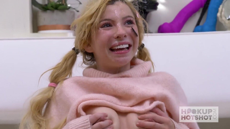 Hookup Hotshot: Minik sarışın genç kız online randevuya kadar götünü döllüyor