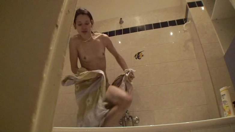 Slutty Teenies: Сексуальная юная брюнетка принимает душ