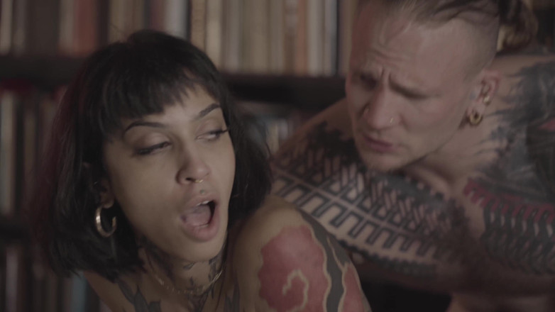 Peter J Hooke: Big Ass Big Tits Slut Lets Stranger Creampie in the...