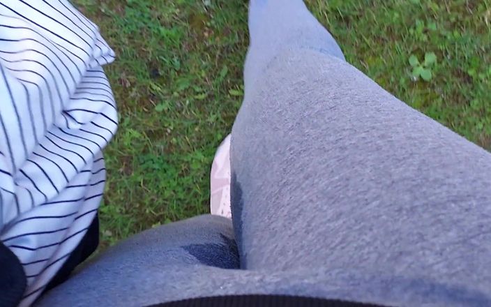 Nicoletta Embassi: Celana yoga Nicoletta benar-benar basah di taman umum - kencing ekstrem...