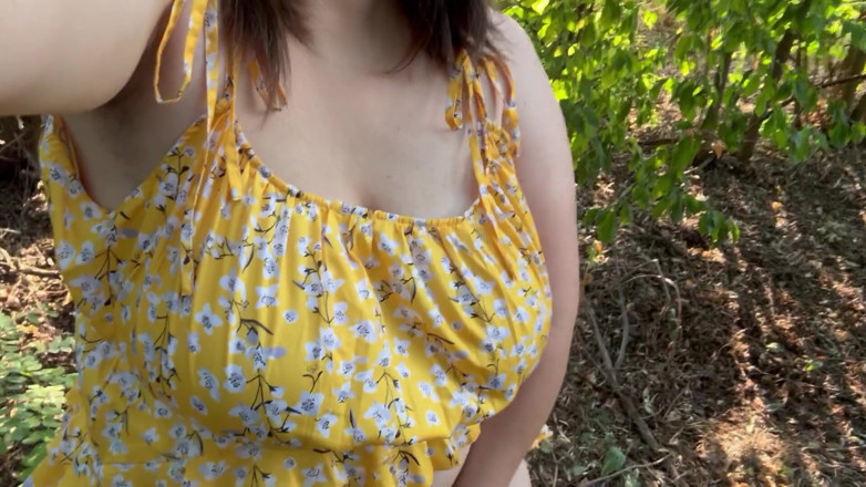 Milky Mari: Slutty MILF visar sin håriga fitta utomhus och onanerar till...