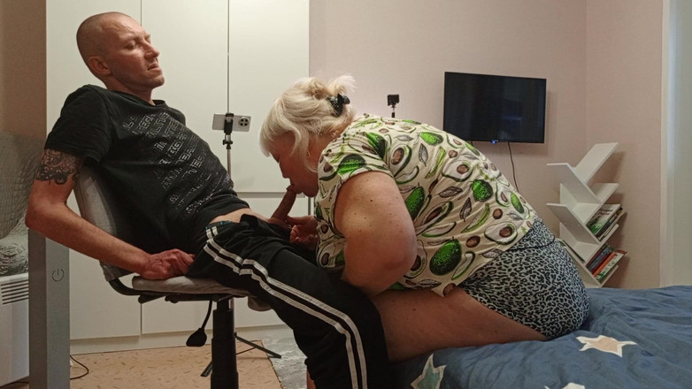 Zona901: Sousedka mi dává hluboké kouření, abych se jí vystříkal do...