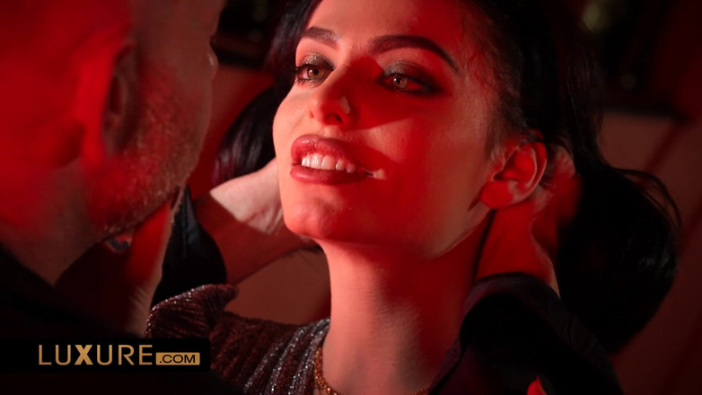 Luxure: Zawieszenie bondage z Clara Mia