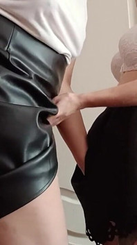 Orta yaşlı seksi kadın ve kız öğrenci karşılıklı mastürbasyon ve boşalma